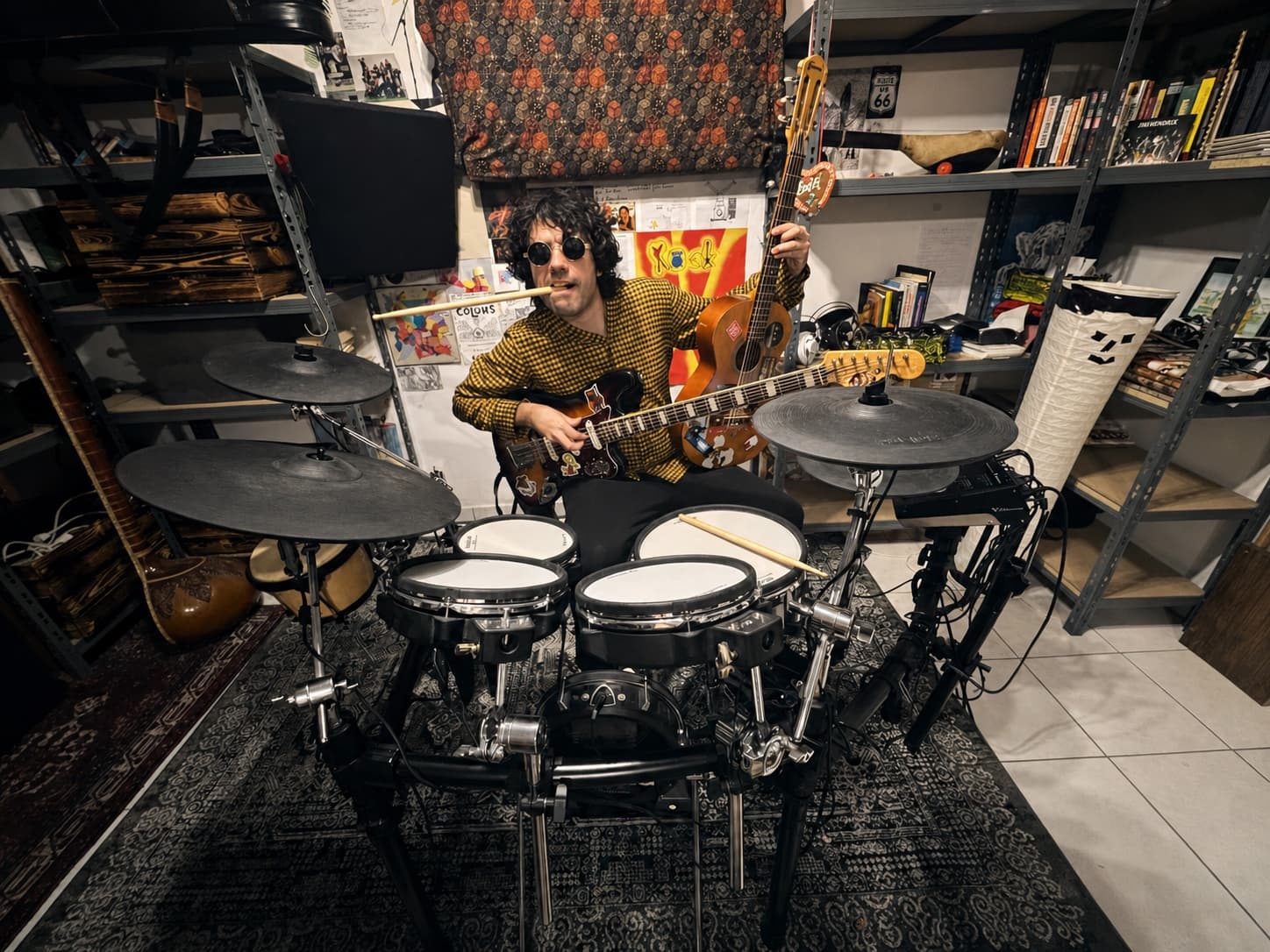 Rafael Belor im Musikstudio der 80/20 Music School