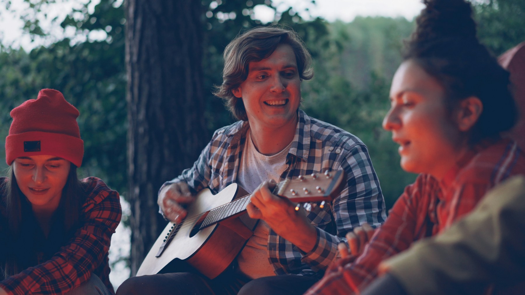 Musikalisches Erlebnis „Lagerfeuer-Gitarren-Workshop · 3 Stunden“ bei der 80/20 Music School