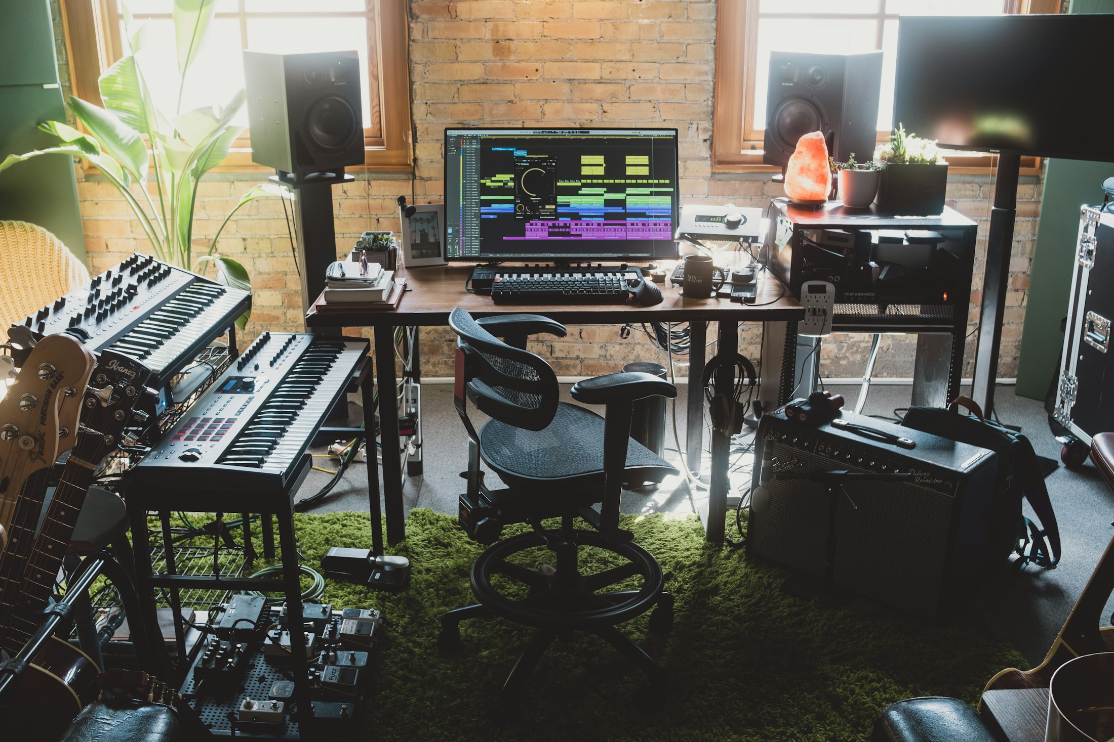 Musikraum mit Instrumenten und Studiotechnik – Symbolbild für die Musikreise