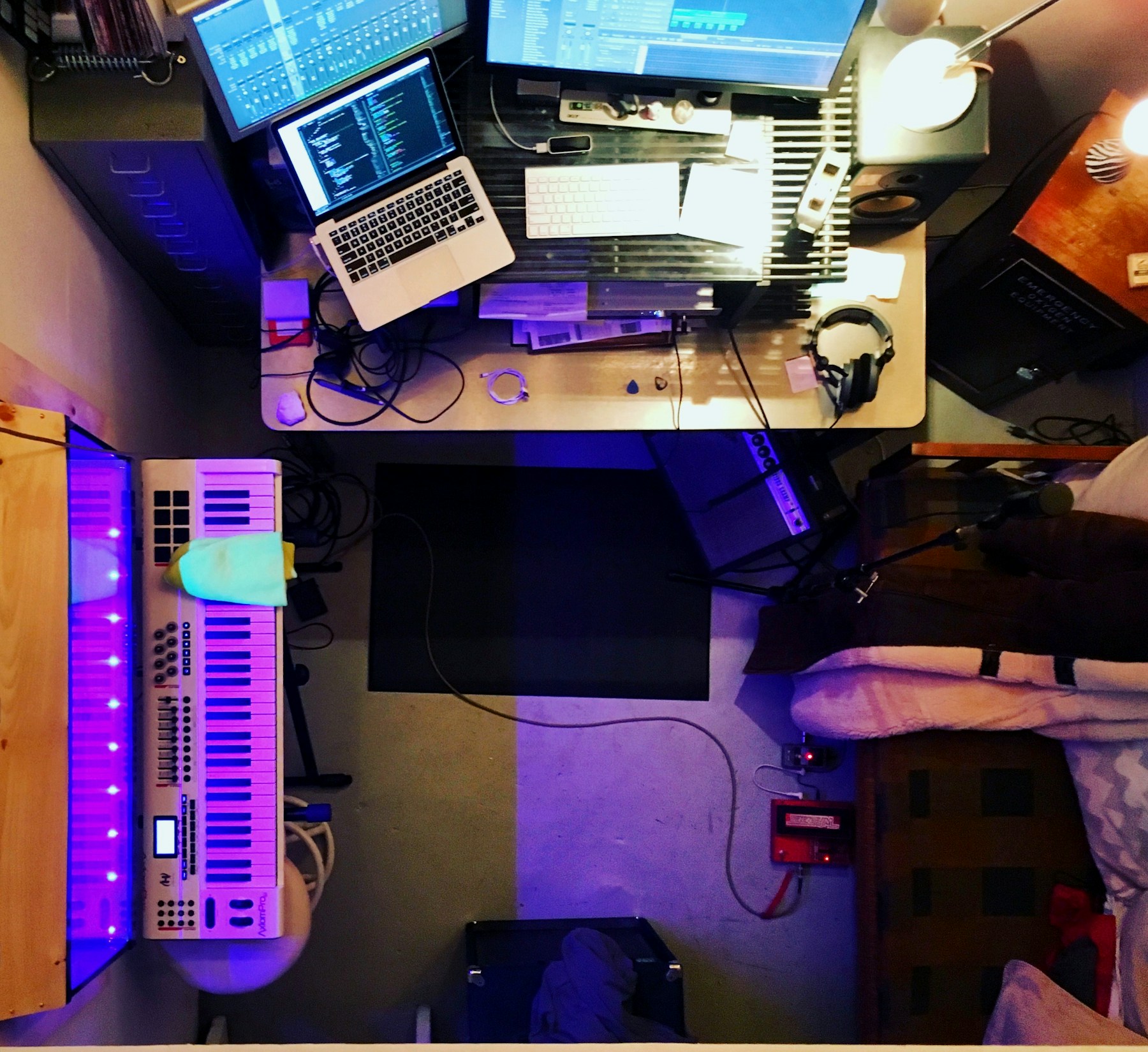 Laptop, Keyboard und Studiomonitore auf einem Musikproduktionsplatz