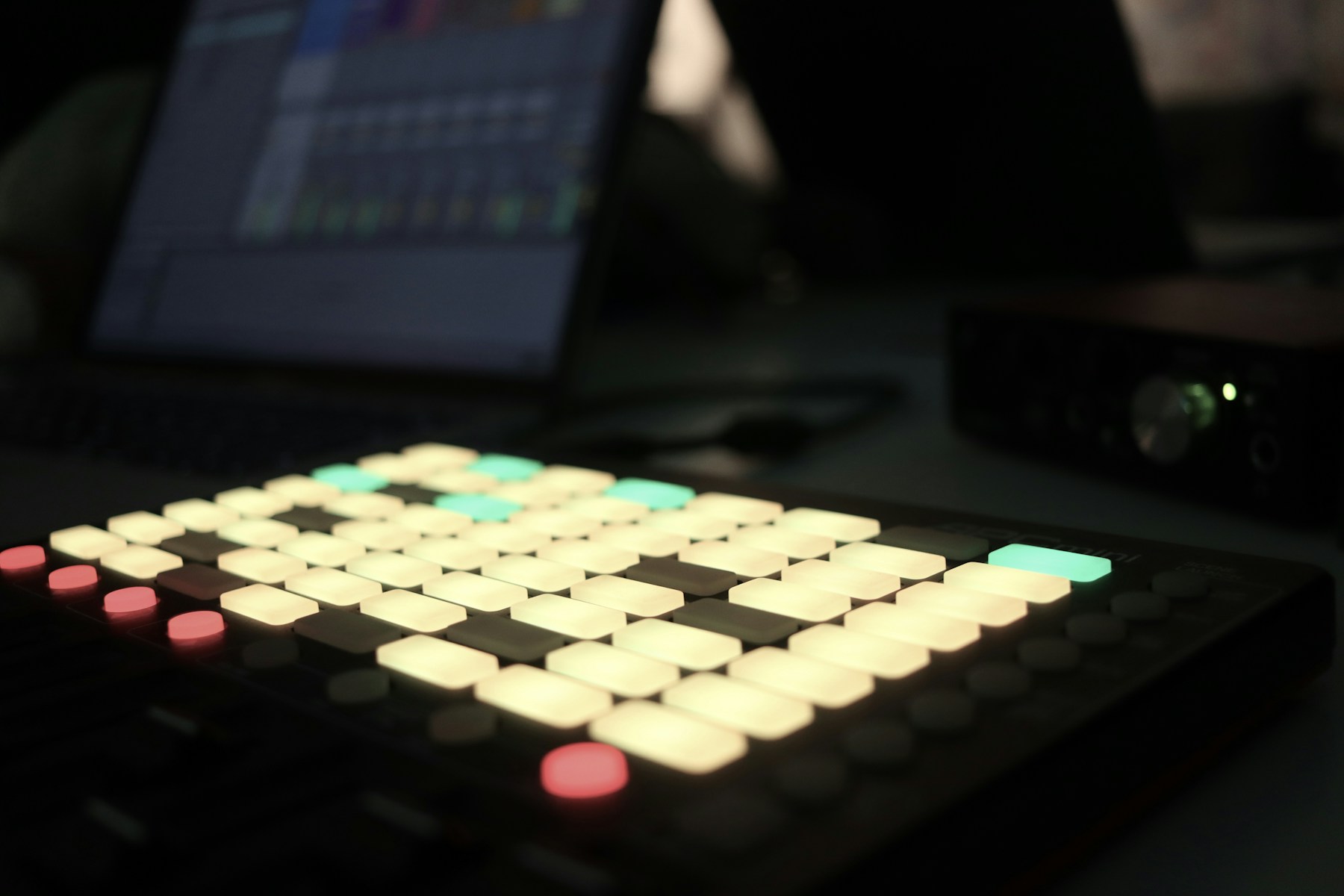 Nahaufnahme eines Keyboards mit Laptop in einem Musikstudio